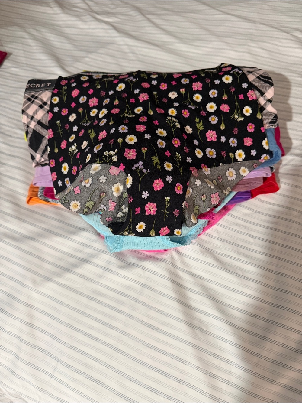 🎉NEW LISTING🎉VARIETY OF PINK/VICTORIA’S SECRET—SMALL/MEDIUM
